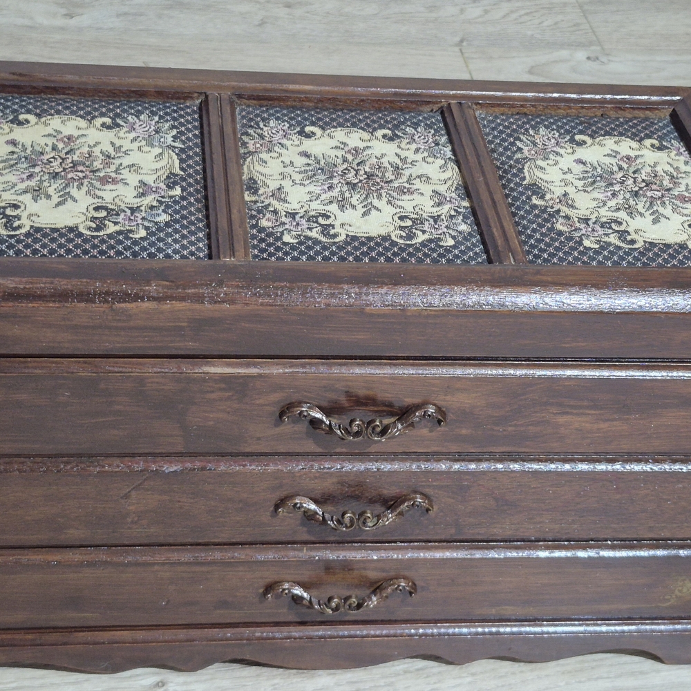 Beautiful VINTAGE Mirrored Music Jewerly Box With Embroidery And Felt Lining.